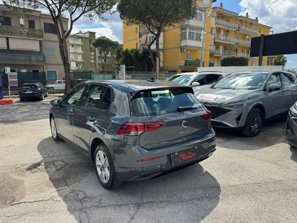 Usata VW Golf VIII Life 116 CV (85 kW) 2022 Grigio Berlina
