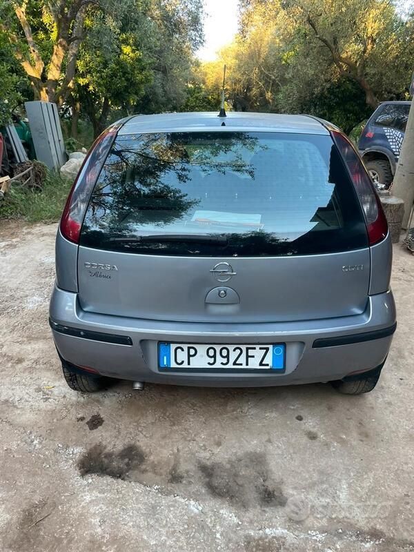 Usata Opel Corsa 69 CV (50 kW) 2004 Grigio Berlina