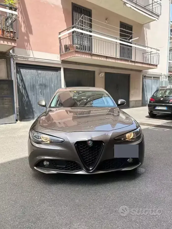 Usata Alfa Romeo Giulia 150 CV (110 kW) 2016 Marrone Berlina
