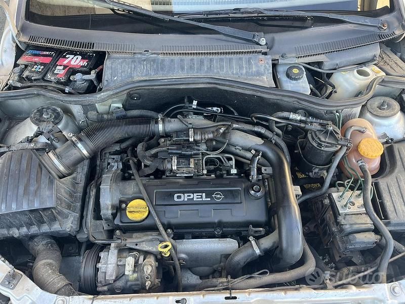 Usata Opel Corsa 65 CV (47 kW) 2001 Grigio Utilitaria
