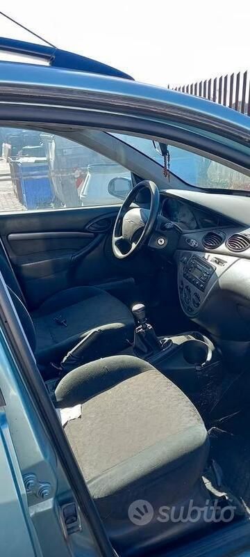 Begagnad Ford Focus 2000 Grön Sedan