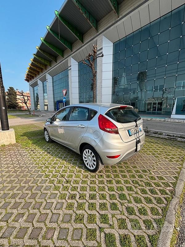 Usata Ford Fiesta 97 CV (71 kW) 2009 Grigio Utilitaria