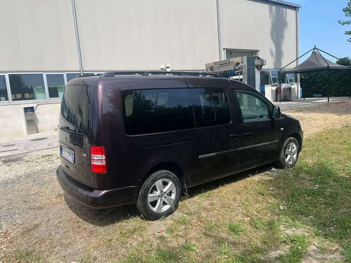 Usata VW Caddy Maxi Trendline 102 CV (75 kW) 2015 Nero Monovolume