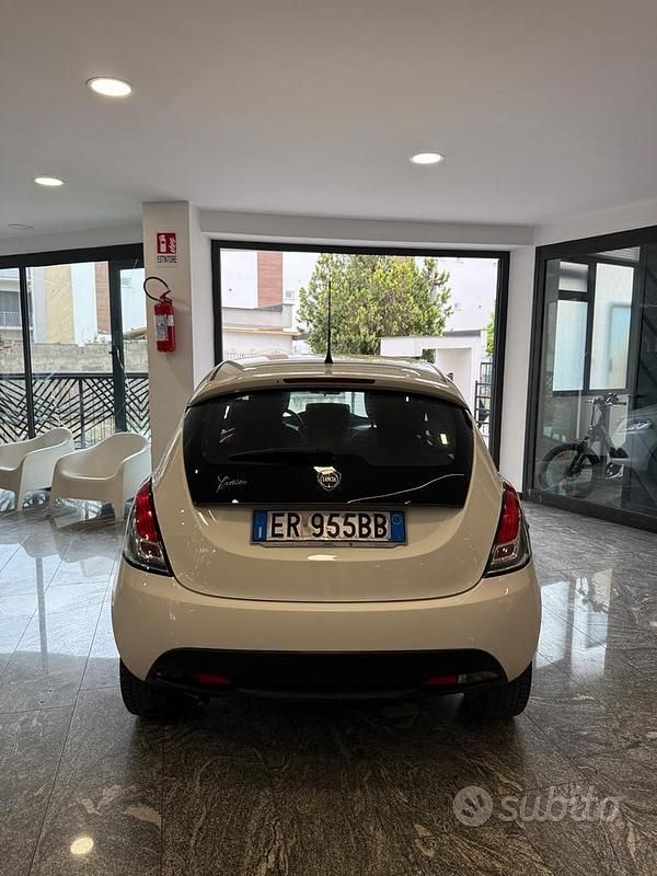 Usata Lancia Ypsilon Silver 69 CV (50 kW) 2013 Bianco Utilitaria
