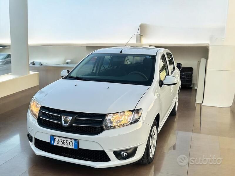 Bianco Usata 2016 Dacia Sandero Lauréate Due volumi | 4990 € (Ottimo prezzo) - Immagine 1/4