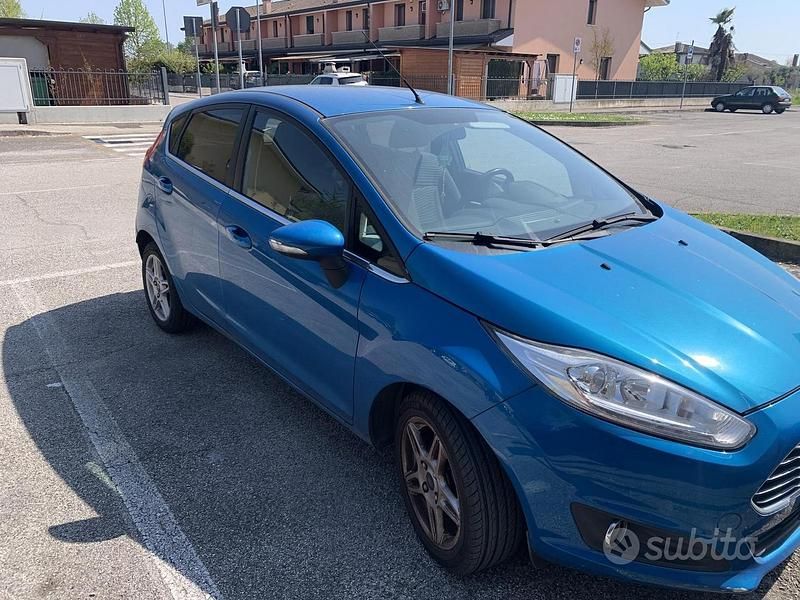 Usata Ford Fiesta Titanium 92 CV (67 kW) 2013 Blu Utilitaria