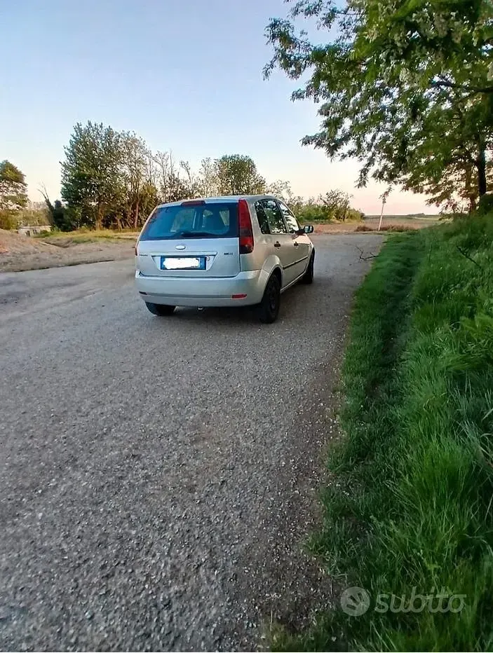 Usata Ford Fiesta Ghia 68 CV (50 kW) 2003 Grigio Utilitaria