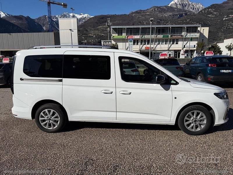 Begagnad Ford Tourneo Connect 122 HK (89 kW) 2023 Vit Minibuss