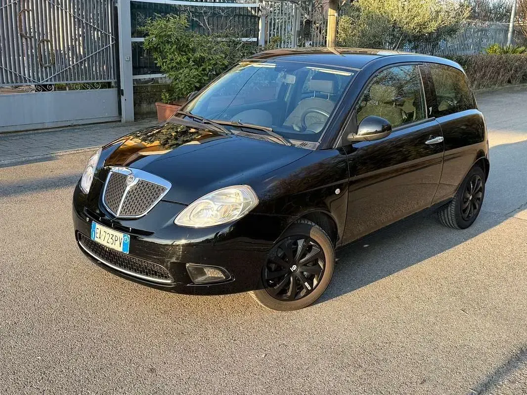Usata Lancia Ypsilon 60 CV (44 kW) 2011 Nero Utilitaria