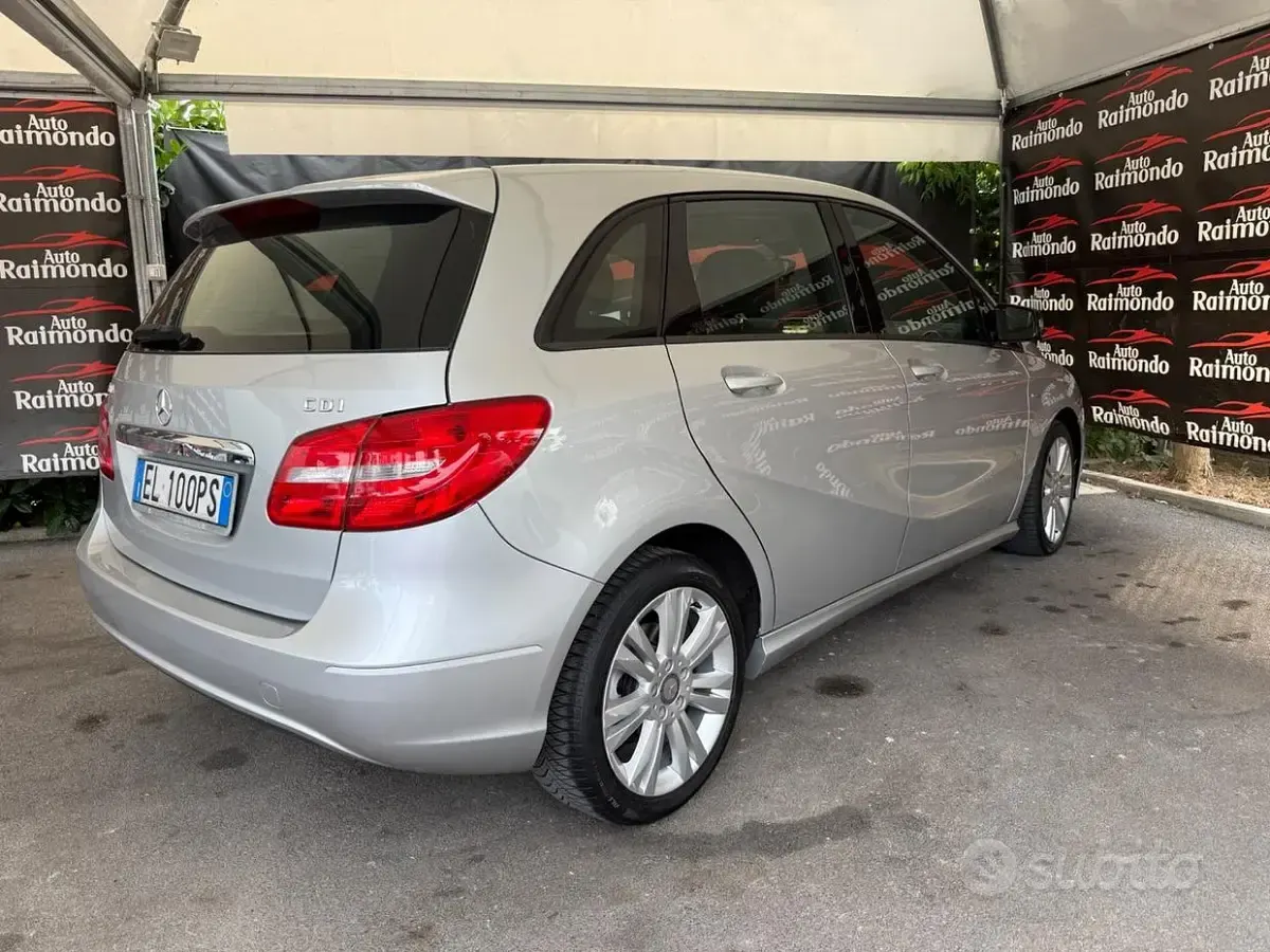 Usata Mercedes B180 109 CV (80 kW) 2012 Grigio Utilitaria