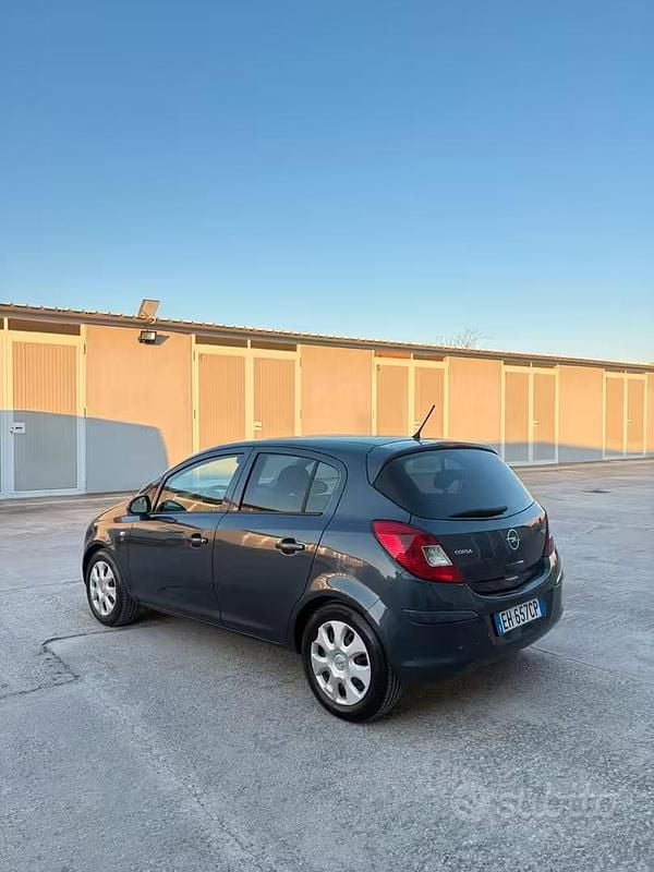 Usata Opel Corsa 75 CV (55 kW) 2011 Grigio Utilitaria