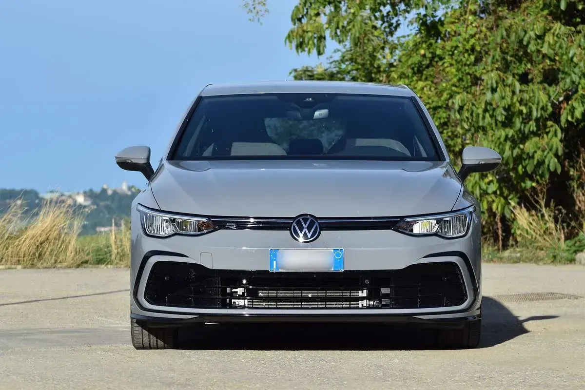 Usata VW Golf VIII R-line 131 CV (96 kW) 2022 Grigio Berlina