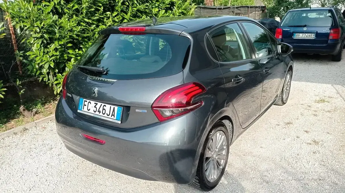 Usata Peugeot 208 75 CV (55 kW) 2016 Grigio Utilitaria
