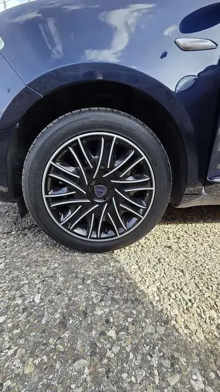 Usata Lancia Ypsilon Gold 69 CV (50 kW) 2018 Blu Utilitaria