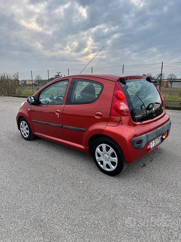 Usata Peugeot 107 68 CV (50 kW) 2009 Rosso Utilitaria