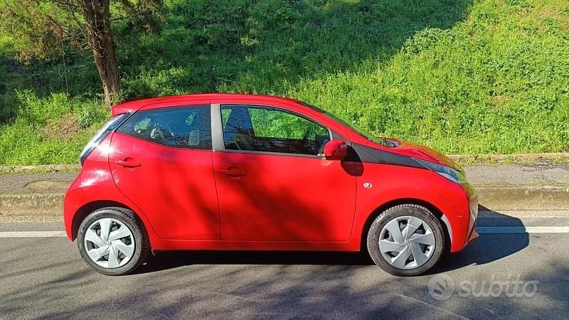 Usata Toyota Aygo X-play 69 CV (50 kW) 2017 Rosso Utilitaria