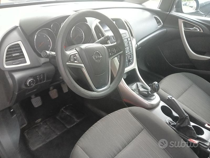 Usata Opel Astra 82 CV (60 kW) 2011 Nero Station wagon