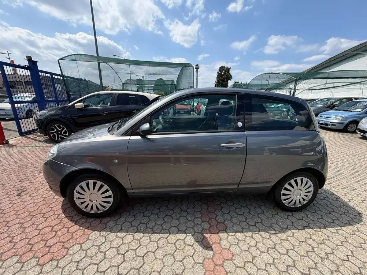 Usata Lancia Ypsilon 77 CV (56 kW) 2009 Argento Utilitaria