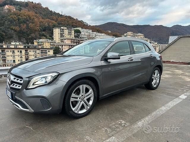 Usata Mercedes GLA180 Premium 122 CV (89 kW) 2019 Grigio SUV