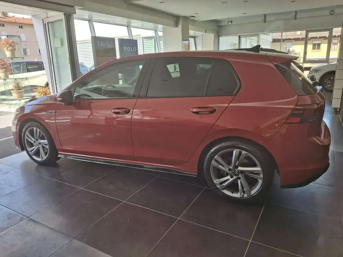 Usata VW Golf VIII R-line 150 CV (110 kW) 2023 Rosso Utilitaria