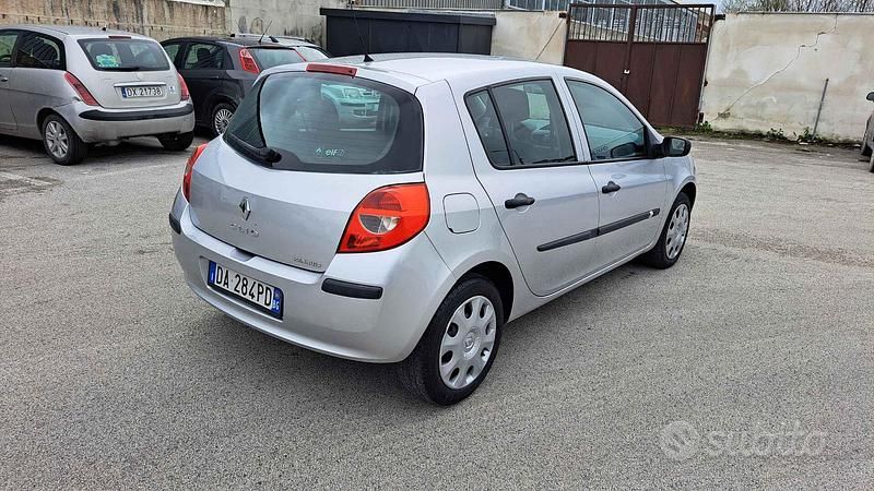Usata Renault Clio II 70 CV (51 kW) 2006 Grigio Berlina