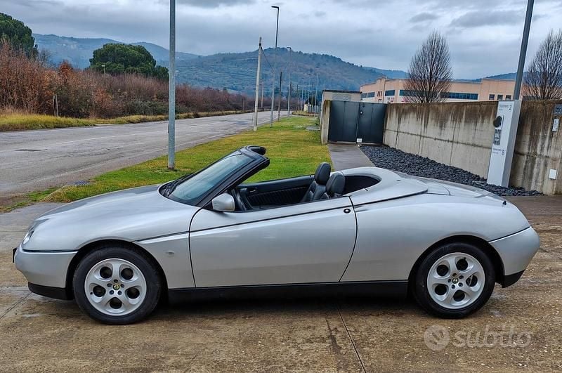 Begagnad Alfa Romeo Spider 150 HK (110 kW) 1997 Vit Cab