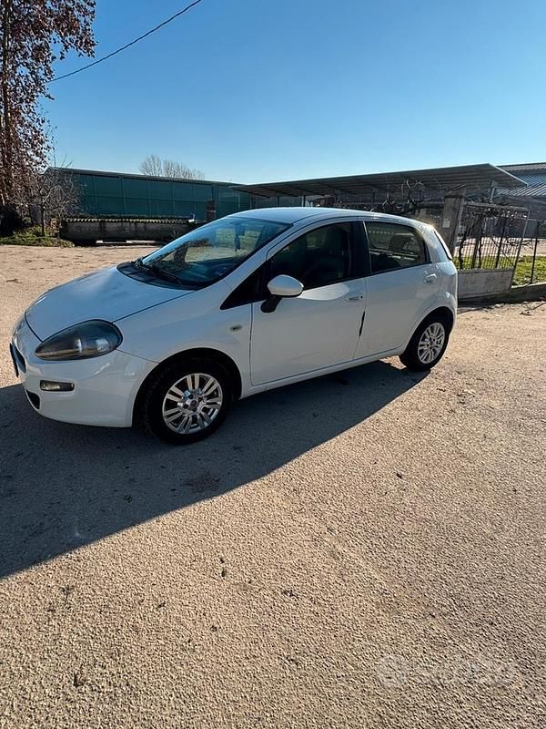 Bianco Usata 2011 Fiat Punto Tre volumi | 5000 € (Cara) - Immagine 1/4