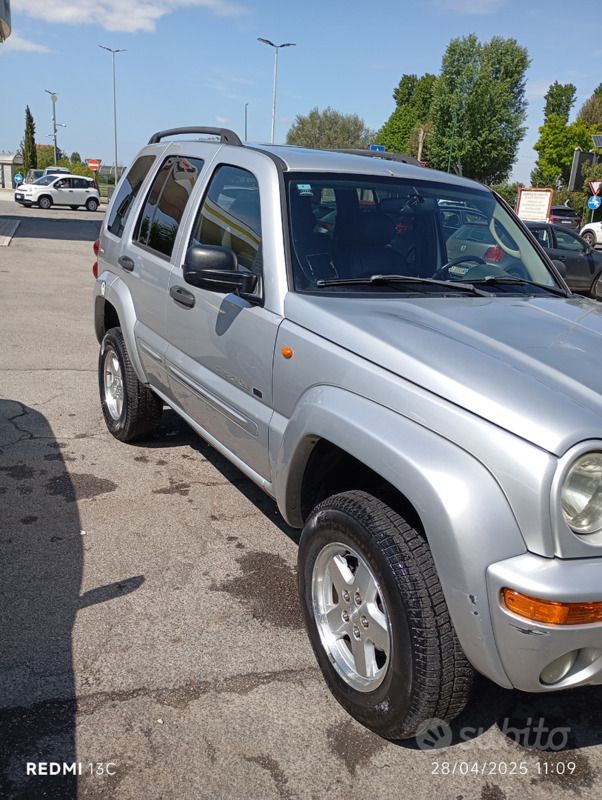 Usata Jeep Cherokee 163 CV (119 kW) 2005 Grigio SUV