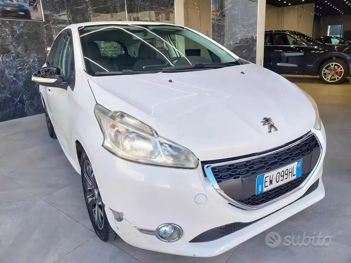 Usata Peugeot 208 Allure 68 CV (50 kW) 2014 Bianco Utilitaria