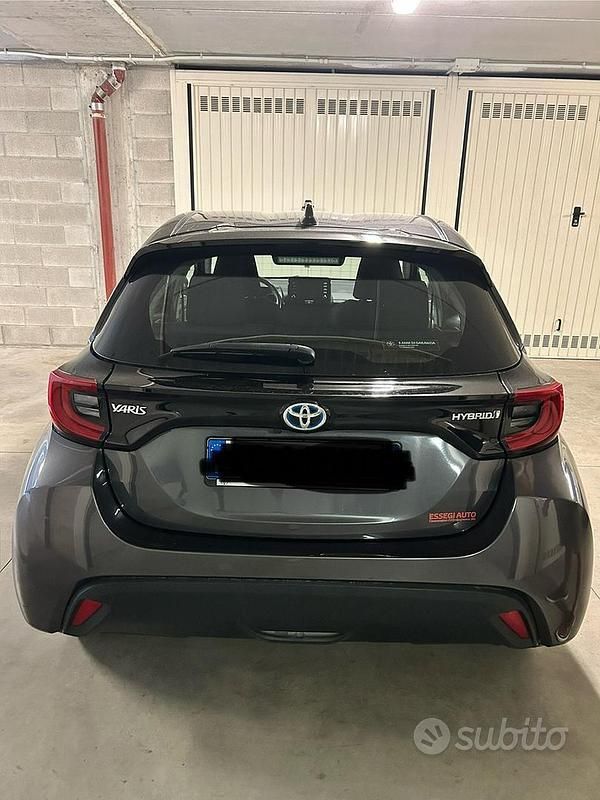 Usata Toyota Yaris Hybrid Trend 92 CV (67 kW) 2021 Grigio Utilitaria