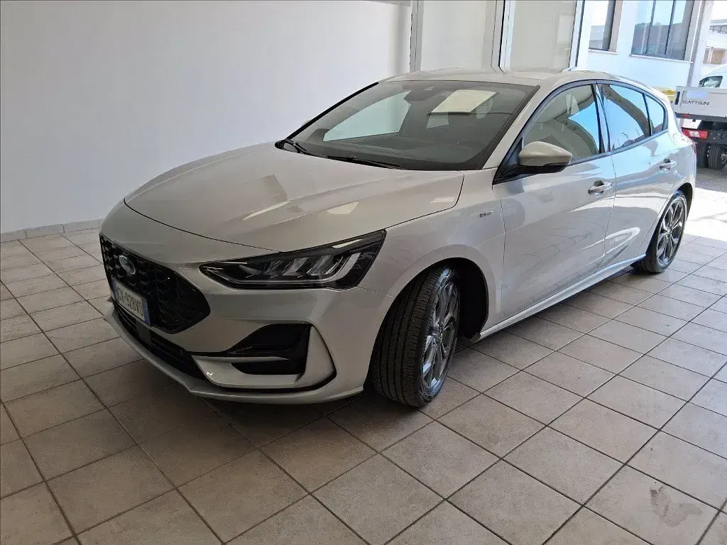 Usata Ford Focus ST-Line 115 CV (84 kW) 2024 Grigio moondust (metallizzato) Berlina