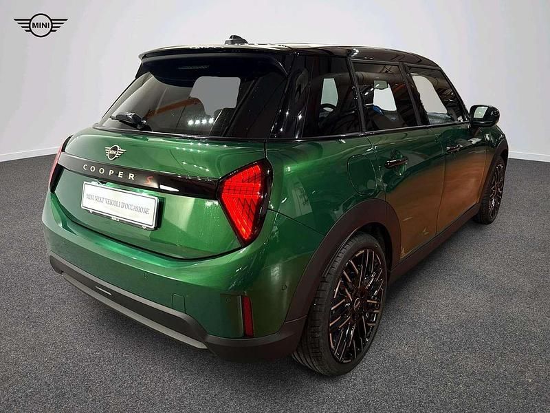 Nuova Mini Cooper Favoured 150 kW (204 CV) 2025 Verde Utilitaria