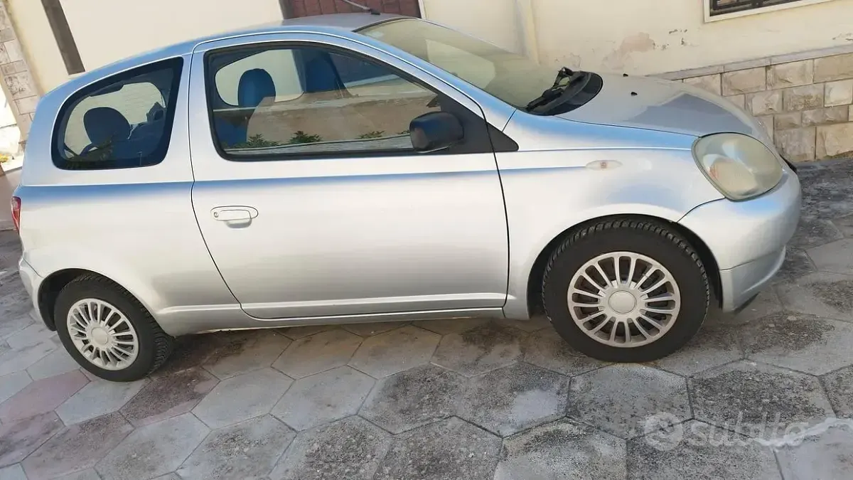 Usata Toyota Yaris 68 CV (50 kW) 2000 Grigio Utilitaria