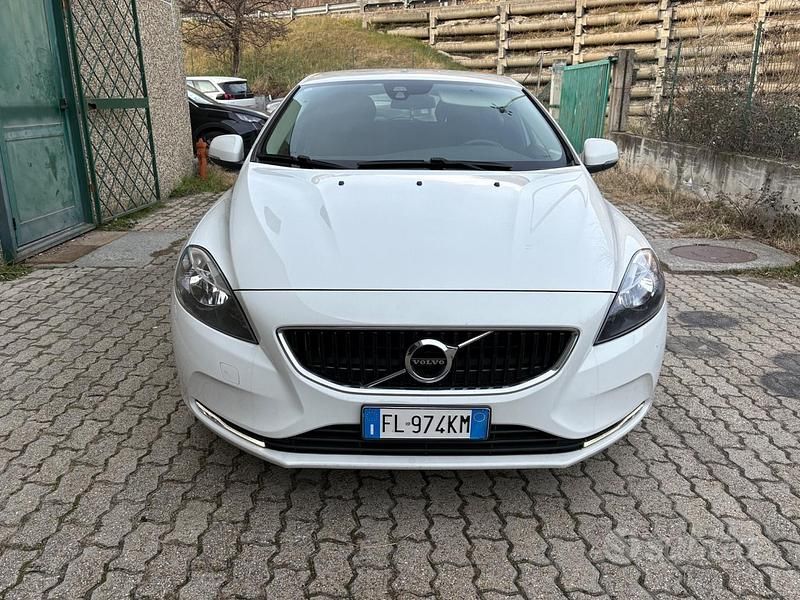 Usata Volvo V40 Momentum 120 CV (88 kW) 2017 Bianco Berlina