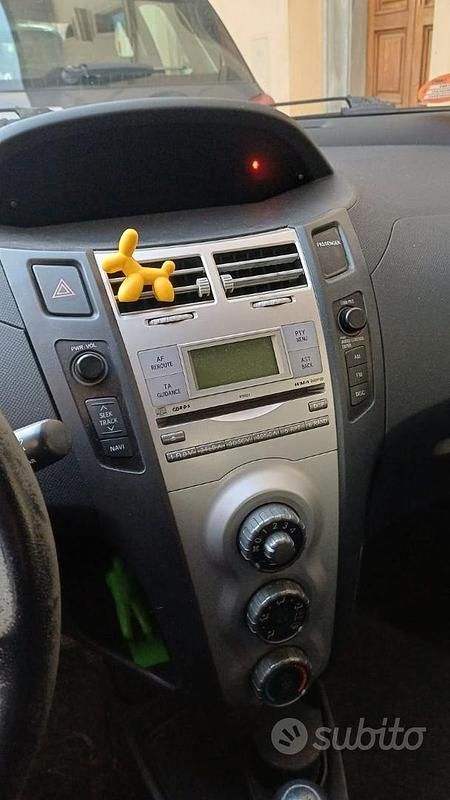 Usata Toyota Yaris 69 CV (50 kW) 2007 Grigio Utilitaria