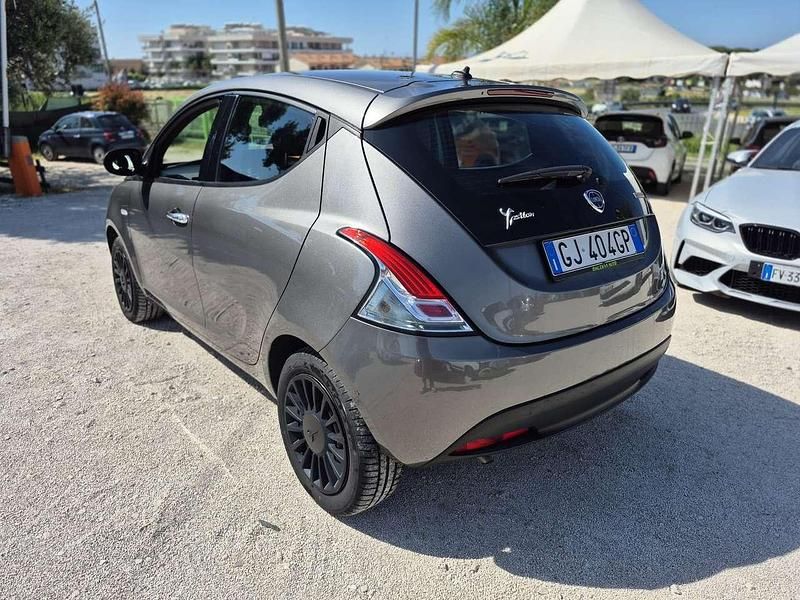 Usata Lancia Ypsilon Silver 69 CV (50 kW) 2022 Argento Utilitaria