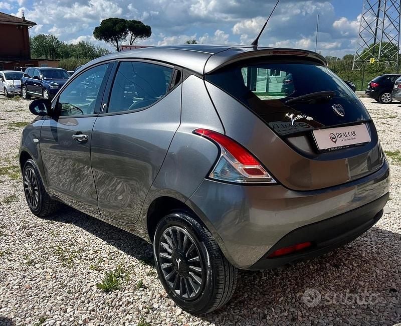 Begagnad Lancia Ypsilon 85 HK (62 kW) 2014 Grå Halvkombi