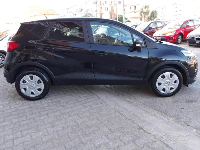 Usata Renault Captur Iconic 90 CV (66 kW) 2015 Viola SUV