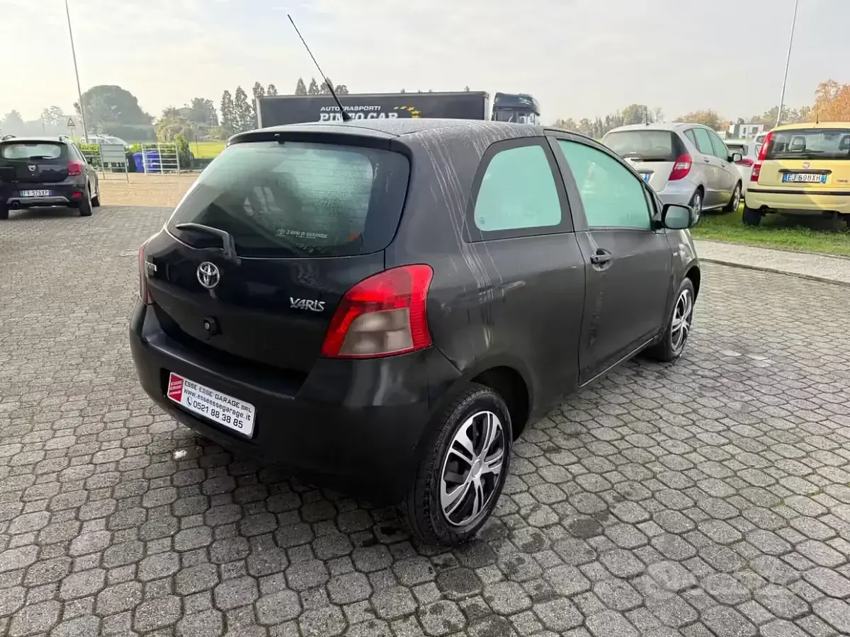 Usado Toyota Yaris 90 CV (66 kW) 2007 Gris Utilitario