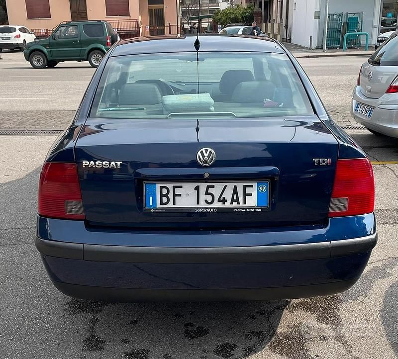 Usata VW Passat 110 CV (80 kW) 1999 Blu Berlina