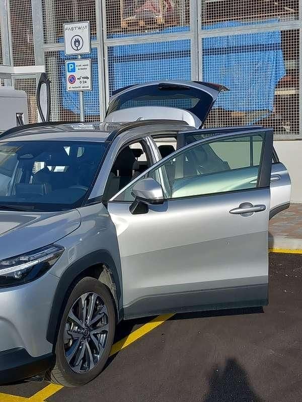 Usata Toyota Corolla Cross Lounge 152 CV (111 kW) 2023 Argento SUV