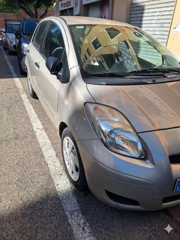 Usata Toyota Yaris 90 CV (66 kW) 2010 Argento Utilitaria