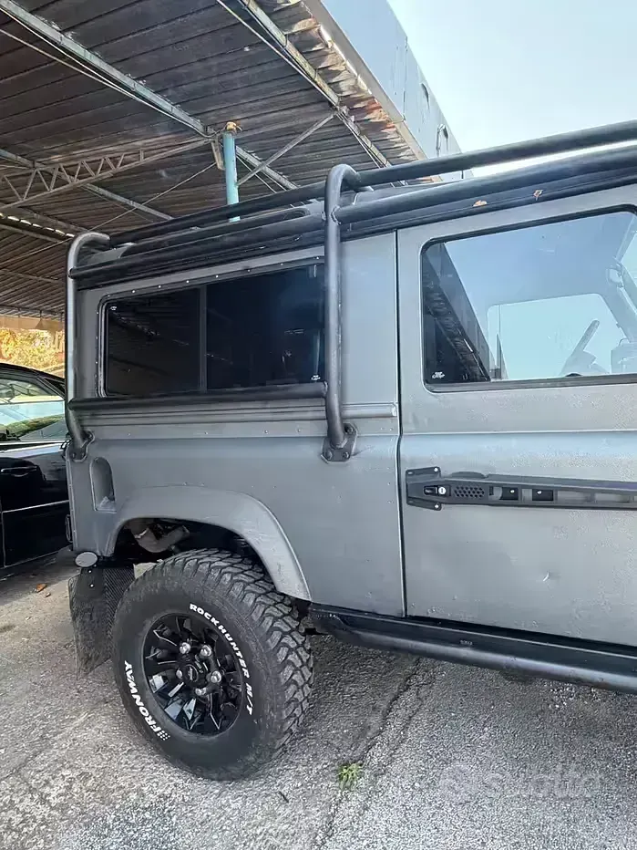 Usata Land Rover Defender 122 CV (89 kW) 2006 Nero Station wagon