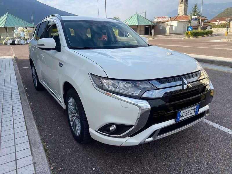Usata Mitsubishi Outlander P-HEV Instyle 135 CV (99 kW) 2020 Bianco SUV
