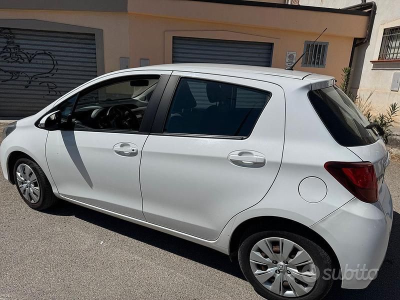 Usata Toyota Yaris 90 CV (66 kW) 2016 Bianco Utilitaria