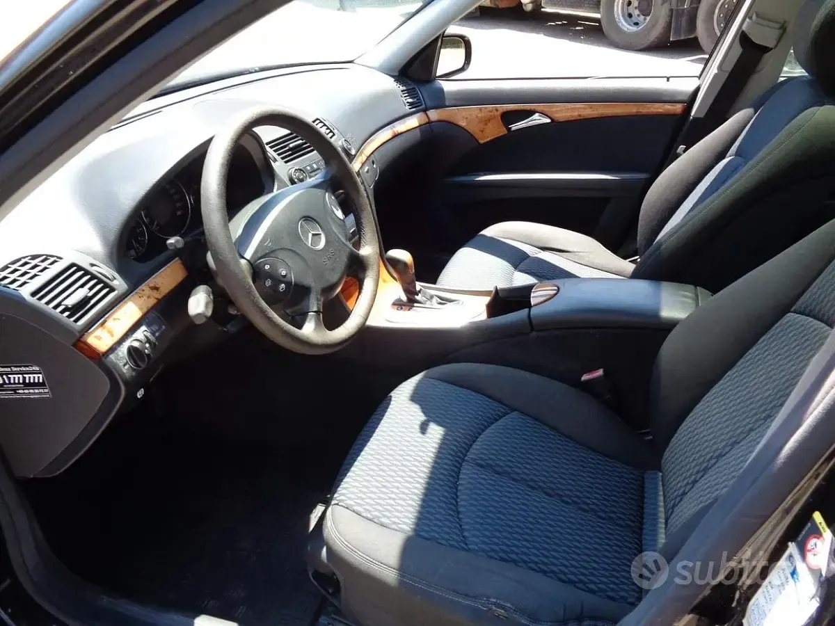 Usata Mercedes E270 177 CV (130 kW) 2005 Nero Berlina