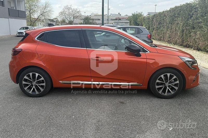 Usata Renault Clio V Techno 145 CV (106 kW) 2023 Arancione Utilitaria