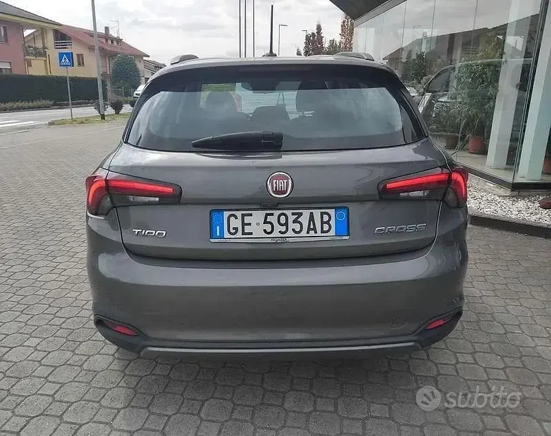 Usata Fiat Tipo Cross 101 CV (74 kW) 2021 Grigio Berlina