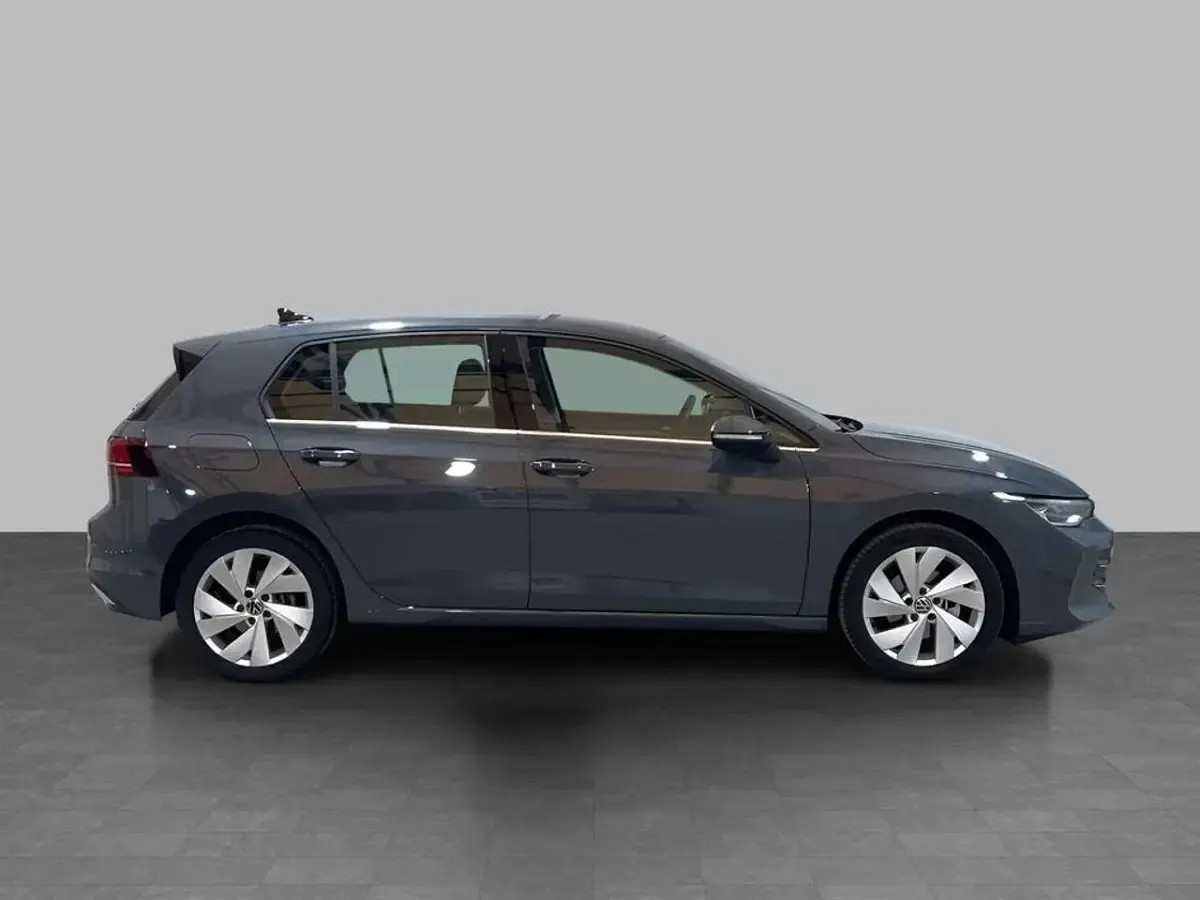 Usata VW Golf VIII Style 150 CV (110 kW) 2025 Dolphin grey metallizzato Berlina