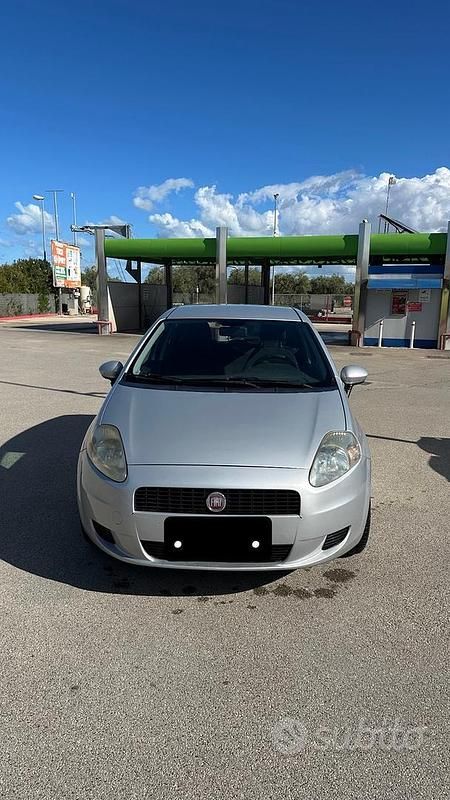 Grigio Usata 2010 Fiat Grande Punto Due volumi | 2700 € (Ottimo prezzo) - Immagine 1/4